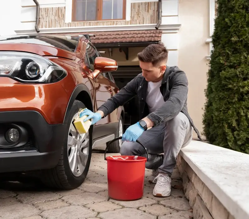 Lavage auto à domicile Villegailhenc : professionnel intervenant sur un véhicule